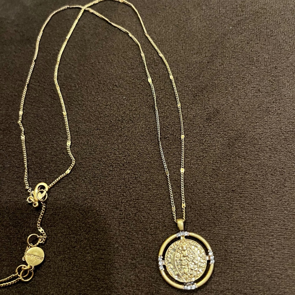 pendant necklace with rhinestones and detailed chain